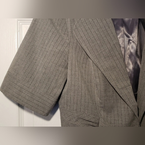 ❤️ THE LIMITED COLLECTION WOMEN'S BLAZER SHORT SLEEVED SIZE SMALL GRAY ❤️ - Picture 4 of 11